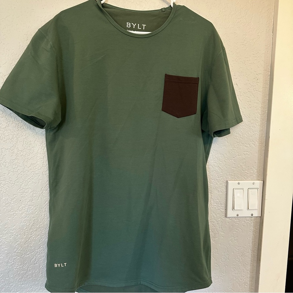 BYLT Men’s Drop Cut Lux Short Sleeve Pocket Tee in Green and Brown, Small‎